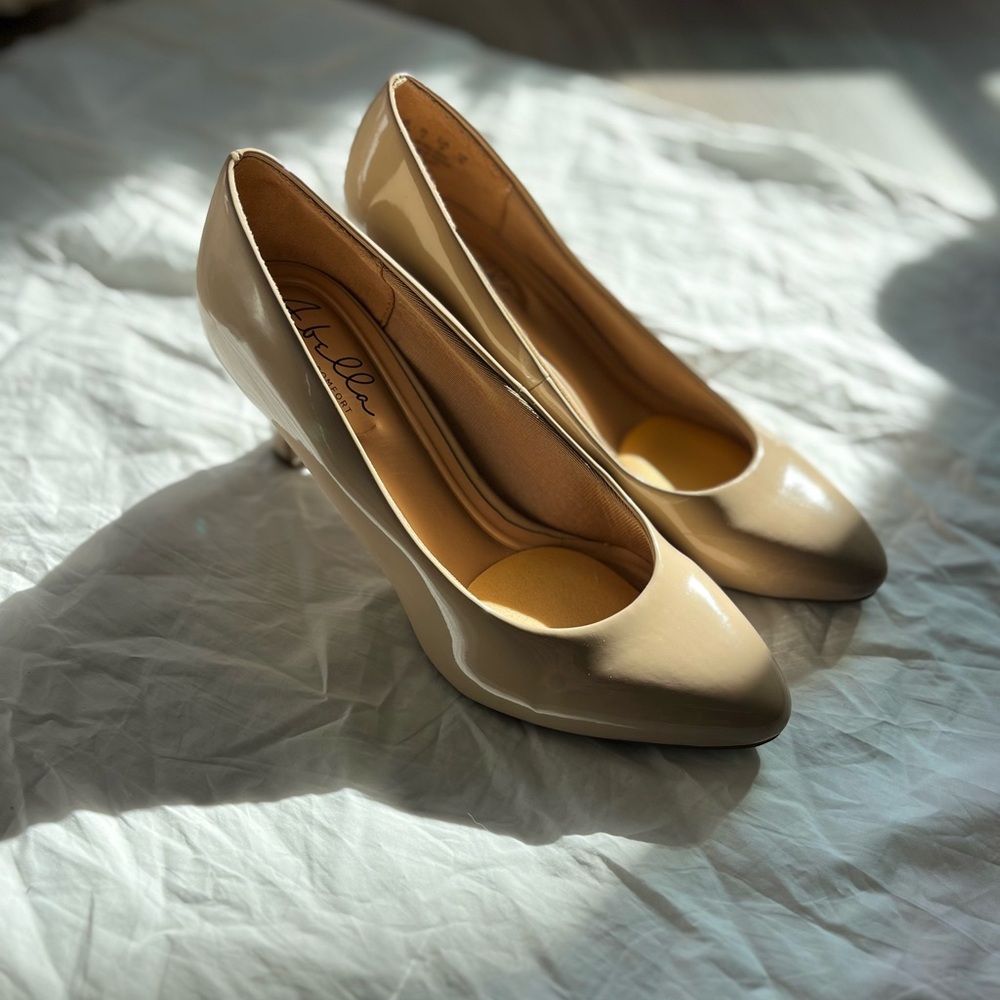 Abella Size 8 Nude Women's Heels. Supportive Insoles, shiny finish, classic shoe